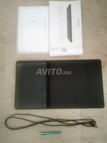 Tablette Galaxy A9, chargeur, coque et stylé bleu.