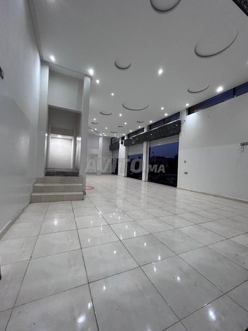 محل 120 م² مع قبو للإيجار – حي الوحدة