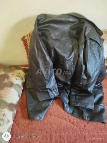 a vendre une très belle veste en cuir noire 