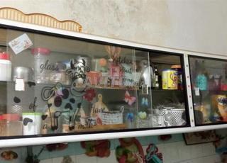 Étagère coulissante de cuisine en verre