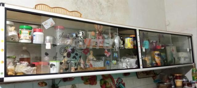 Étagère coulissante de cuisine en verre