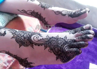 مرحبا انا نقاشة الحناء 