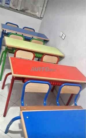 Table scolaire avec piétement métallique
