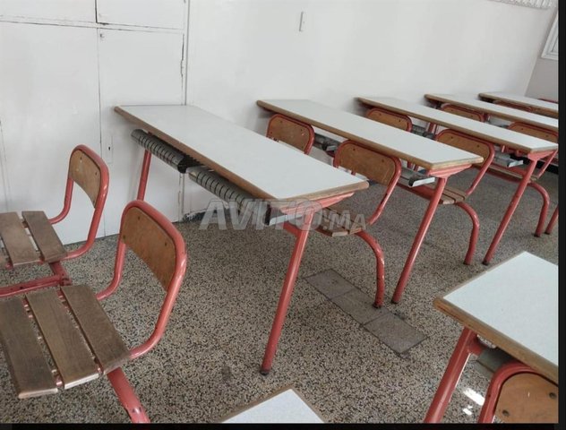 Tables et chaises d'écoliers