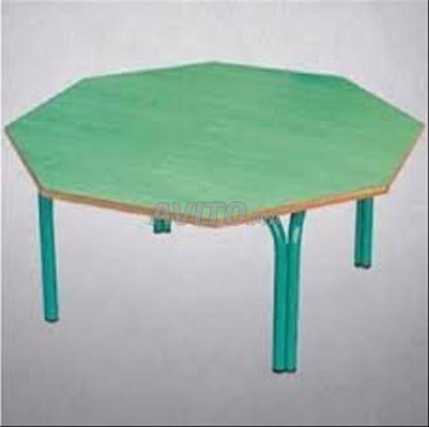 Table octogonale colorée