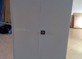 armoir métallique avec un porte couliss