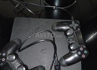 PS4 Slim 500GB plus 2 manettes et cable HDMI