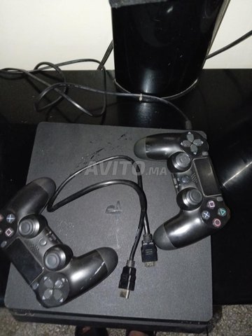PS4 Slim 256GB plus 2 manettes et cable HDMI 