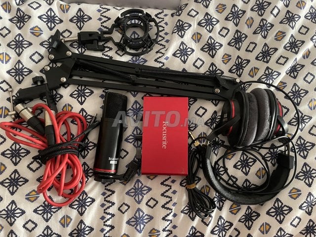 Focusrite Scarlett 2i2 Recording Bundle