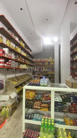   رفوف متجر تجاري 