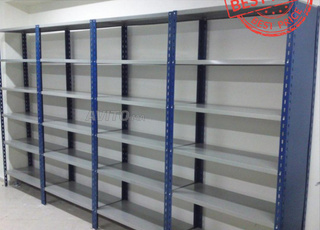 رفوف معدنية