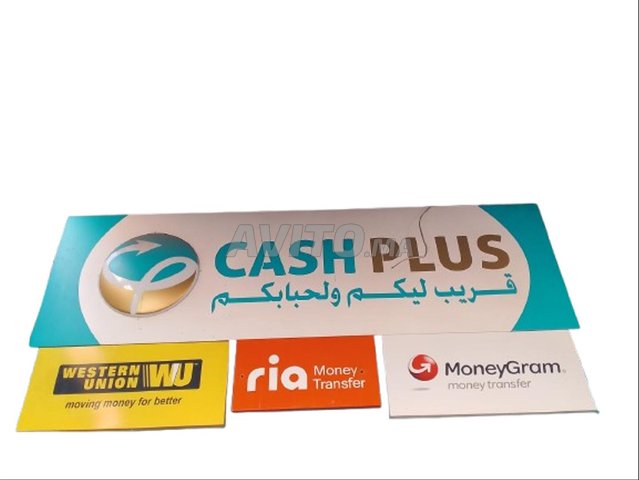 Deux panneaux publicitaires lumineux pour cashplus