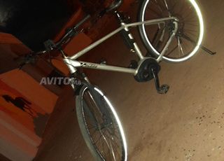 دراجة هوائية من نوع ktm موجود بقلعة سراغنة 