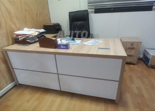 des bureaux et armoire table de réunion   