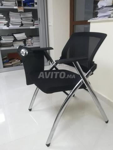 les chaise avec accoudoir et table écritoire