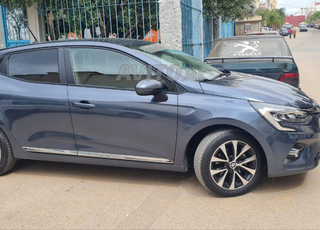 Clio V a vendre excellent état 