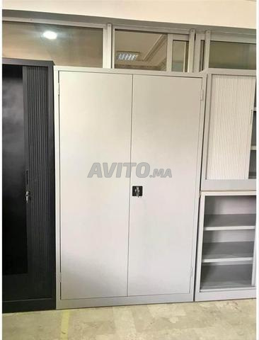 bureau et armoire métallique vestaire et clapet  