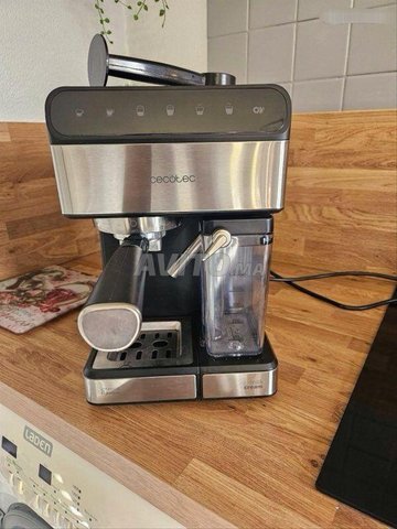 MACHINE À CAFÉ ET LAIT 20 BAR EN TRÈS BON ÉTAT 