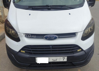 ford transit  très bon état (consommation mzyana) 