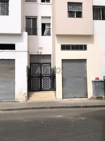 Garage Spacieux avec Mezzanine et Salle de Bain