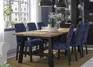 Grande table en excellent état.