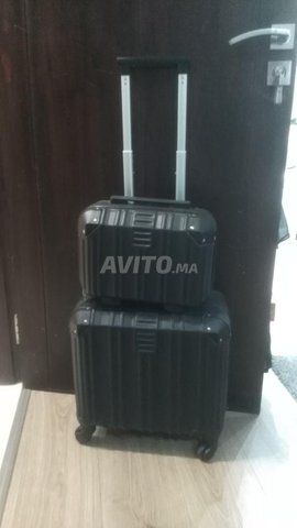 deux valises noires