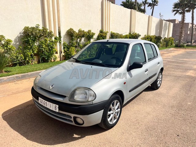 Renault Clio 2, essence, en bon état général.