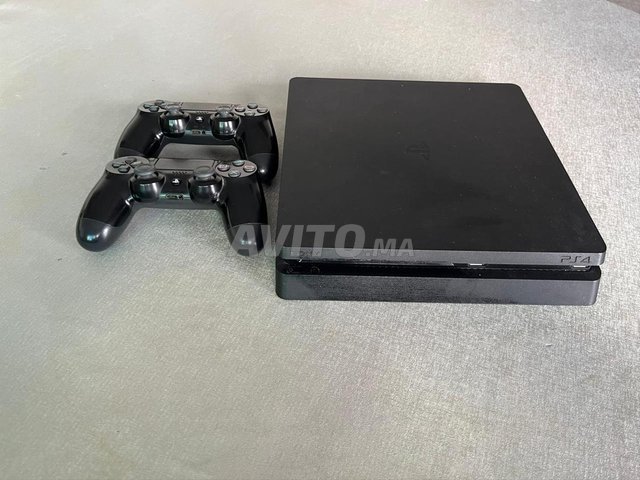 PS4 slim avec une manette 