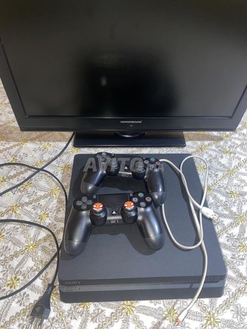 Ps4 slim 1tb avec écran et 2 manettes et des jeux