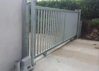 Vous voulez ouvrir la porte sans descendre de la voiture ? 🚗