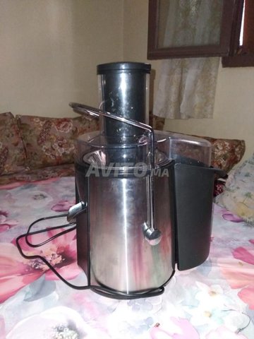 machine à jus. Fruit juicer. ألة لعصر الفواكه 