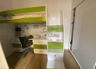 Un lit avec un bureau 