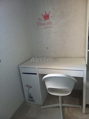 Bureau blanc avec chaise design – état impeccable 