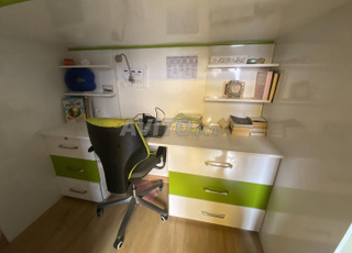 Un lit avec un bureau 