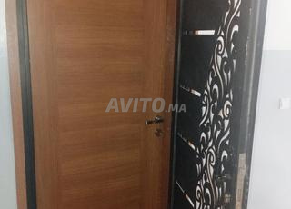 باب الحديد( ) وباب خشبي ( الحديد غليض ماشي رقيق ) 