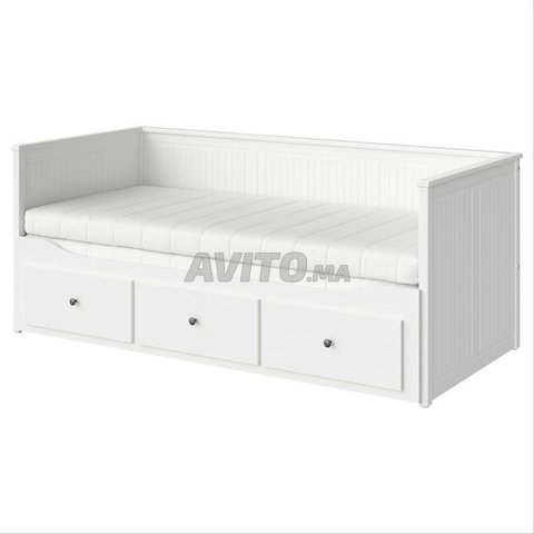Lit, table de chevet et coiffeuse