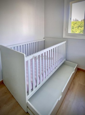 Lit neuf à barreaux bébé avec tiroir coulissant