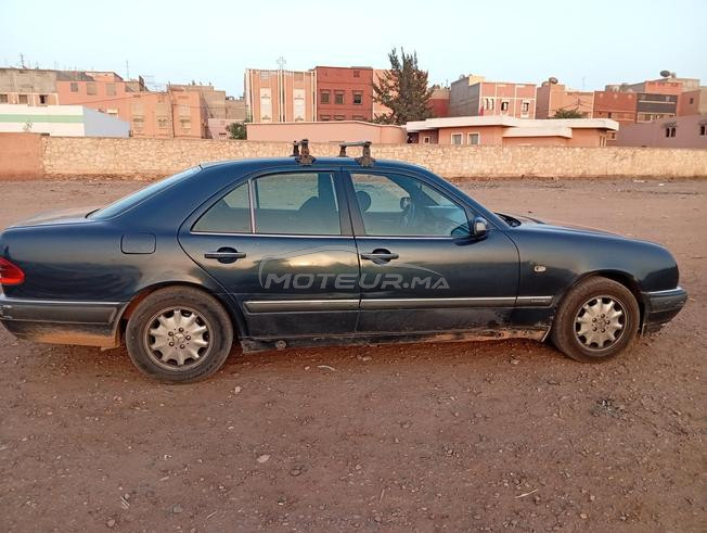 سيارة مرسيدس عائلية 