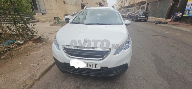 Peugeot 2008 modèle 2015 très bon état 