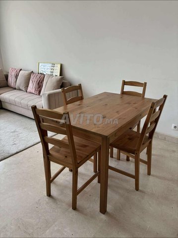 table IKEA à manger avec 4 chaises ( HÄGERNÄS)