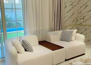 canapé d’angle blanc au design épuré