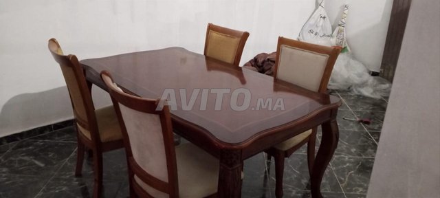 table à manger avec 4 chaised en bois massif