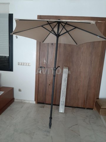 parasol et table pliable neufs