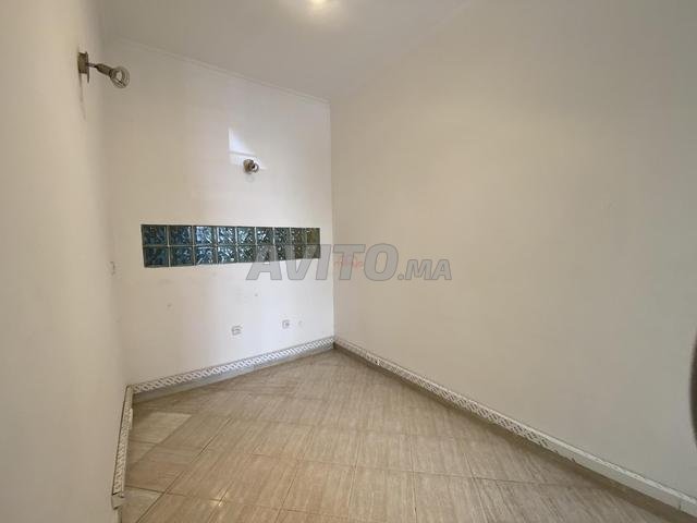 مكتب يقع على مساحة 65 متر مربع في الدار البيضاء