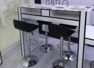 Bar à ongle (طاولة للمانيكير)et 4 chaises كراسي
