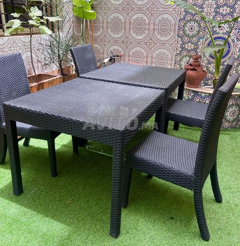 2 Tables et 4 chaises en polyrotin 