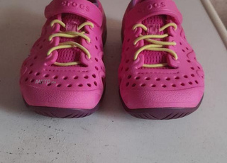 chaussure de piscine marque crocs pointure 9 usa