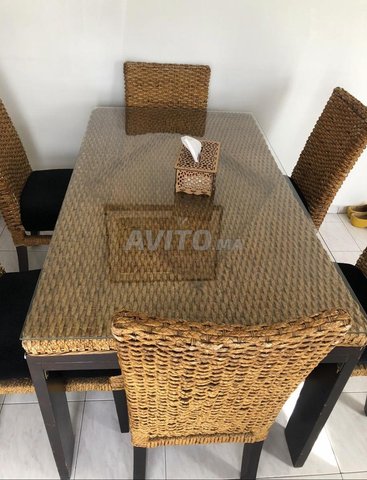 canapé rotin avec petite table et salle à manger