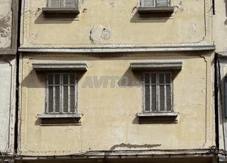 منزل دو واجهتين للبيع مكون من طابقين و مكازة