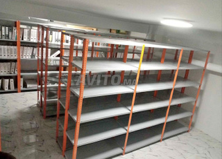 Rayonnage métallique avec fond et parois dispo